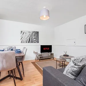 4 Bedroom House With Parking & Garden By Cherry Short Let's & Services Apartment